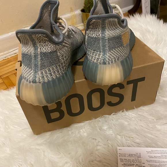 Yeezy Boost - Picture 2 of 11